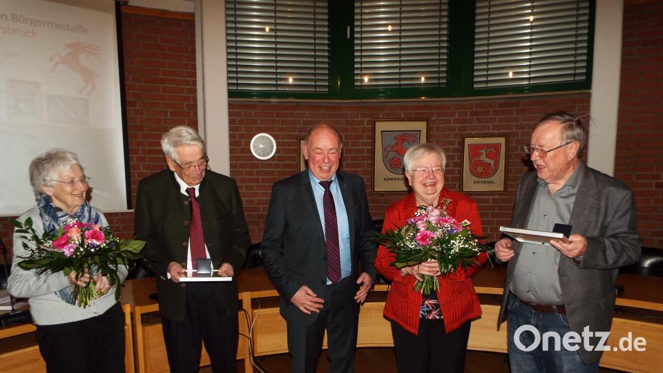 Weil sie sich um die Gemeinde Kümmersbruck verdient gemacht haben, wird zwei Wissenschaftlern die silberne Bürgermedaille verliehen (von links): Erika Ambronn, Dr. Karl-Otto Ambronn , Bürgermeister Roland Strehl, Dr. Achim Fuchs und Ursula Fuchs. Bild: e
