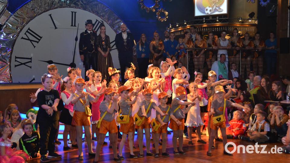 Eine Superparty feierten die Kinder am Faschingsdienstag noch einmal mit dem Kinderprinzenpaar Louisa Sollfrank und Samuel Kreisl mit der Kinder- und Jugendgarde unter dem Motto &quot;Tick Tock - Rock around the Clock&quot;. Die Besucher waren mega begeistert. Bild: dob