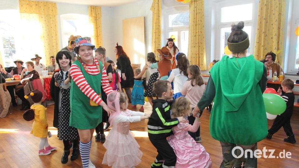 Bei der &quot;Polonäse Blankenese&quot; ziehen die jungen Maschkerer durch den Saal des Dorfgemeinschaftshauses in Burkhardsrieth. Bild: pi