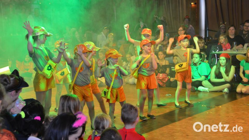 Eine Superparty feierten die Kinder am Faschingsdienstag noch einmal mit dem Kinderprinzenpaar Louisa Sollfrank und Samuel Kreisl mit der Kinder- und Jugendgarde unter dem Motto &quot;Tick Tock - Rock around the Clock&quot;. Die Besucher waren mega begeistert. Bild: dob