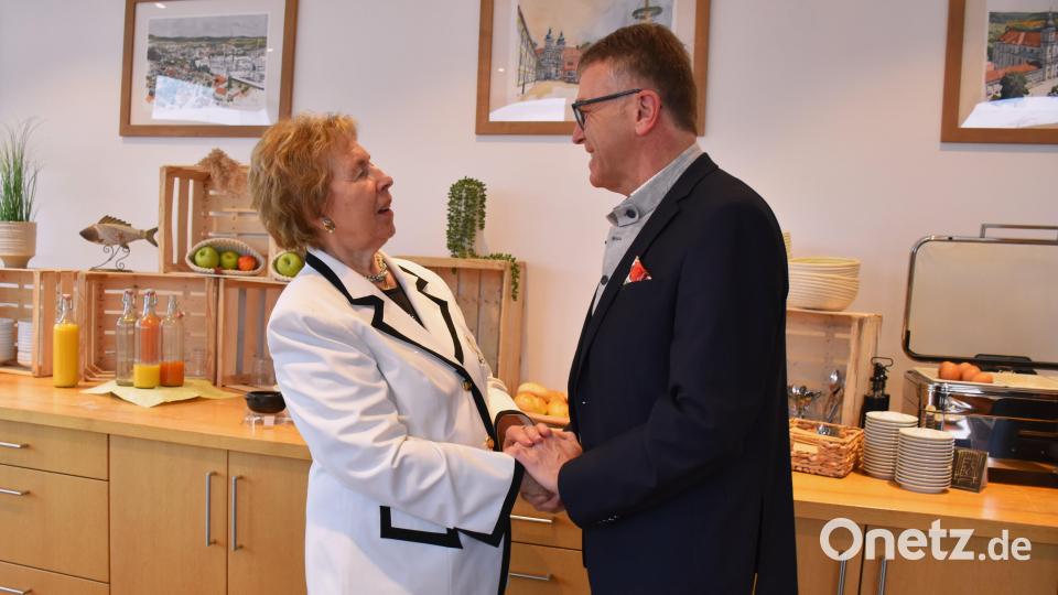 Bürgermeister Franz Stahl gratulierte der Jubilarin Herta Fink, die er schon seit seiner Zeit als 23-jähriger CSU-Stadtrat in Tirschenreuth kennt, zum 90. Geburtstag. Bild: ubb