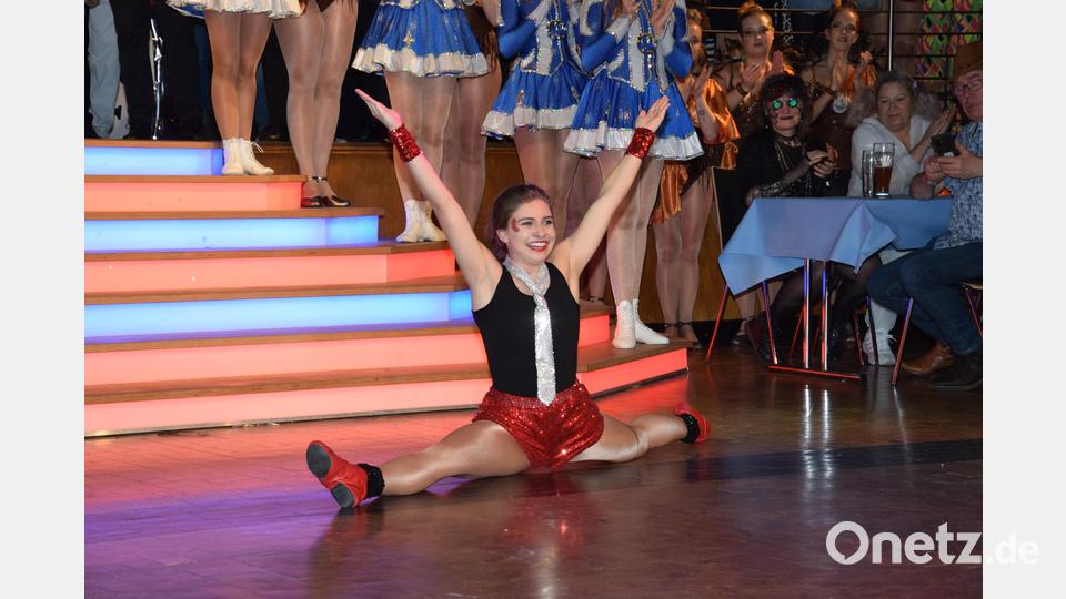 Eine Überraschung im Laufe des Abends: das Plößberger Funkenmariechen Alisha Höfler. Bild: fla