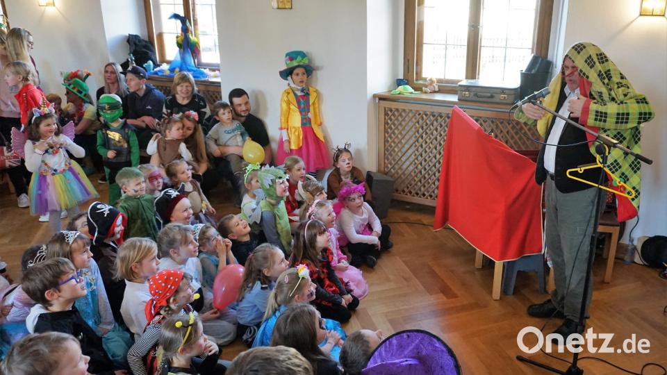 Zauberer Kalle zieht die Kinder im Wittelsbacher Saal in seinen Bann. Bild: tra