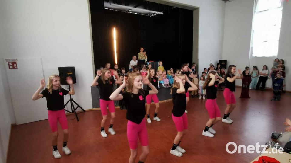 Viel Applaus und Zugaberufe gabs für die TSV-Tanzmädels bei ihrer Darbietung beim SPD-Kinderfasching in Eslarn. Bild: gz