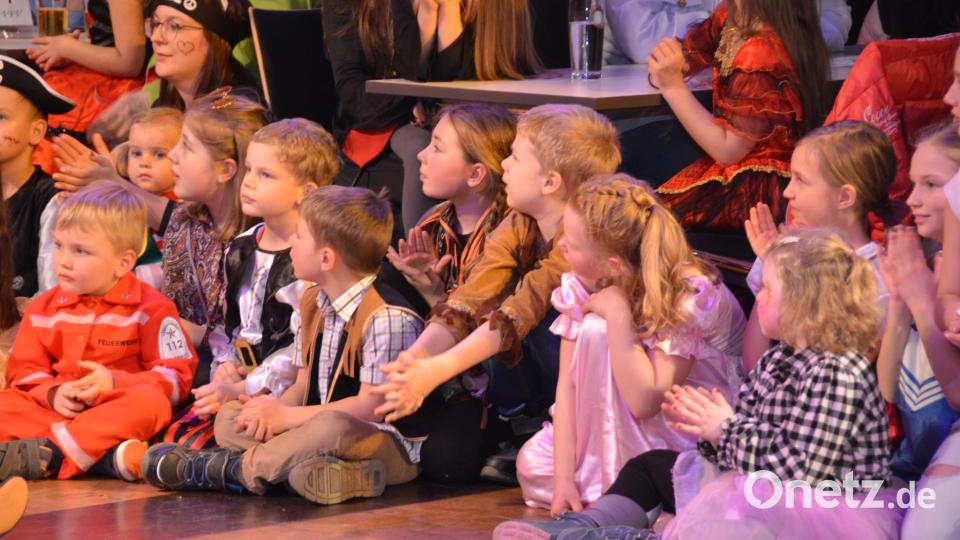 Eine Superparty feierten die Kinder am Faschingsdienstag noch einmal mit dem Kinderprinzenpaar Louisa Sollfrank und Samuel Kreisl mit der Kinder- und Jugendgarde unter dem Motto &quot;Tick Tock - Rock around the Clock&quot;. Die Besucher waren mega begeistert. Bild: dob