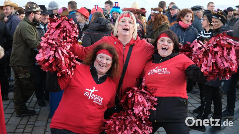 Die Cheerleaders vom Frauenkreis Weihern/Stein drehten den Spieß und und traten bei der Wernberger Rosenmontagsparty als Männerballett auf. Bild: Hirsch