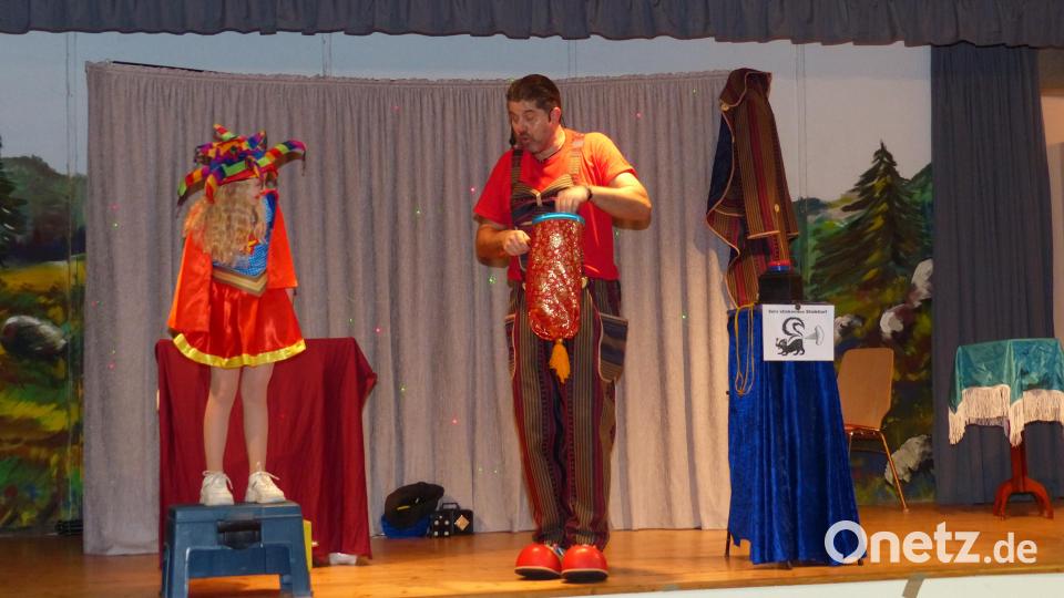 Der Zauberer von Hexenberg mit Assistentin Bild: hme