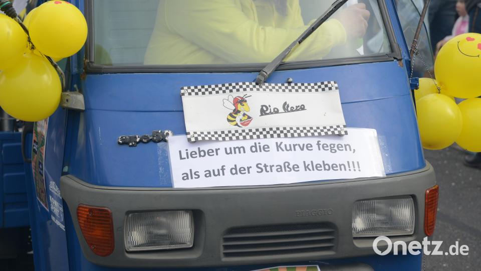 &quot;Lieber ein Geschwindigkeitsrausch&quot;: So lässt sich die Aufschrift auf einem motorisierten Dreirad auch verstehen. Jedenfalls soll niemand auf der Straße ankleben. Bild: bey