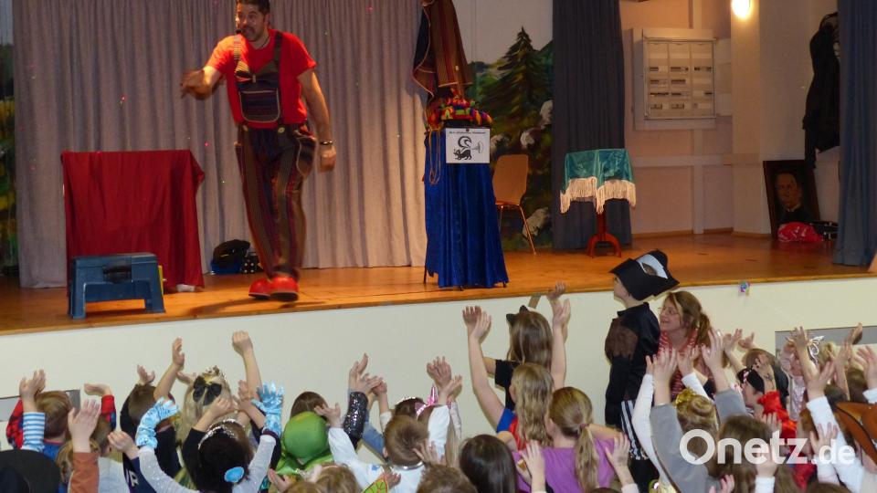 Der Zauberer vom Hexenberg animierte die Kinder beim Kinderfasching in Schirmitz zum Mitmachen. Bild: hme