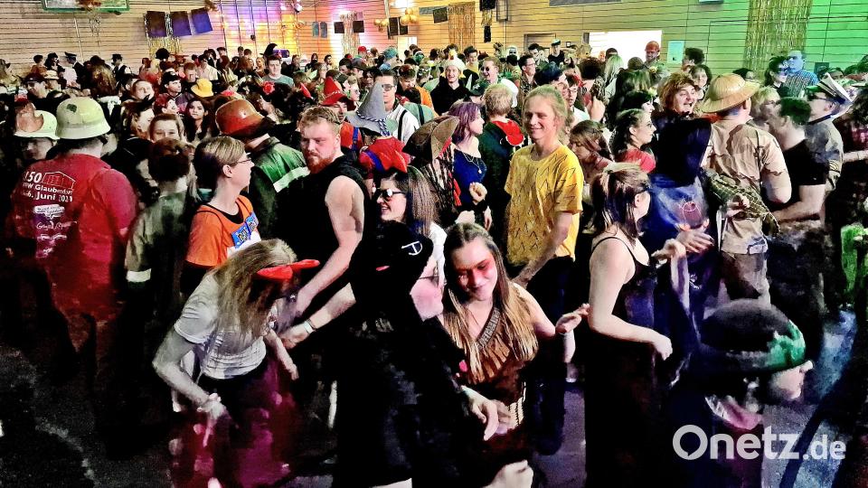 Die Tanzfläche ist beim Rosenmontagsball des FC Luhe-Markt ständig überfüllt. Bild: R. Kreuzer