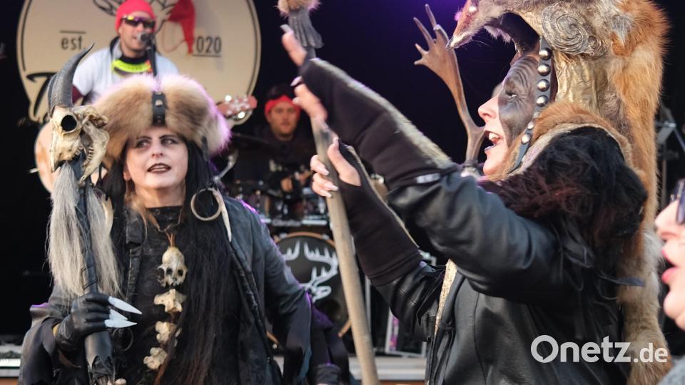 Voodoo-Zauberinnen mischten sich unter die Partygäste und tanzten zur Musik der &quot;Tschamstera&quot;. Bild: Hirsch