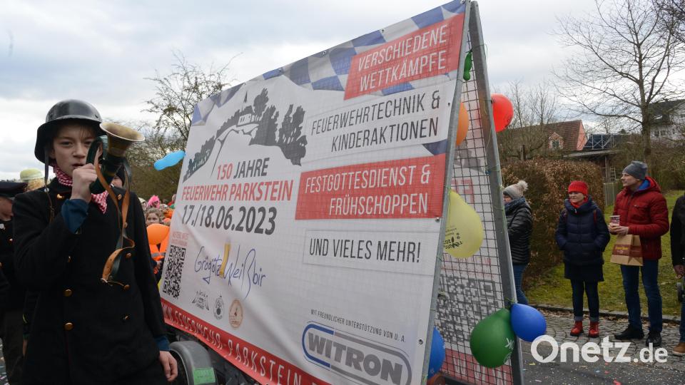 Der Hornist macht wie einst beim Feueralarm diesmal auf das Jubiläumsfest der Feuerwehr Parkstein aufmerksam. Bild: bey