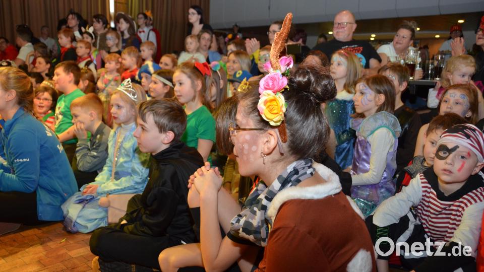 Eine Superparty feierten die Kinder am Faschingsdienstag noch einmal mit dem Kinderprinzenpaar Louisa Sollfrank und Samuel Kreisl mit der Kinder- und Jugendgarde unter dem Motto &quot;Tick Tock - Rock around the Clock&quot;. Die Besucher waren mega begeistert. Bild: dob