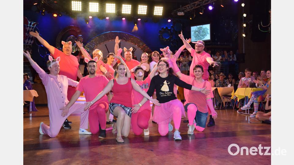 Die Oldiegarde des VFV zeigt bei ihrem einzigen Auftritt der Saison mit viel Spaß, dass sie noch lange nicht zum alten Eisen gehört. Bild: fla