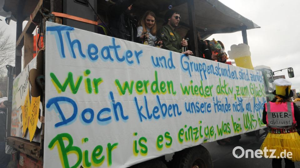 Warum soll sich jemand ankleben, wo es jetzt wieder Theater und Gruppenstunden gibt. Und ein Bier tut sein Übriges zur Zufriedenheit. Bild: bey