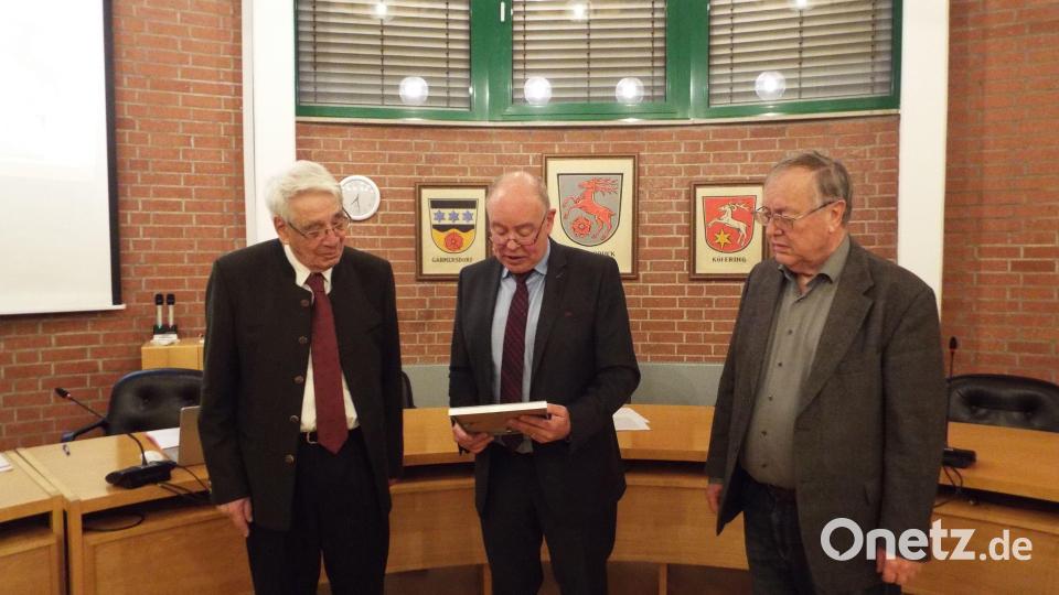 Weil sie sich um die Gemeinde Kümmersbruck verdient gemacht haben, wird zwei Wissenschaftlern die silberne Bürgermedaille verliehen (von links): Dr. Karl-Ott Ambronn, Bürgermeister Roland Strehl, Dr. Achim Fuchs Bild: e