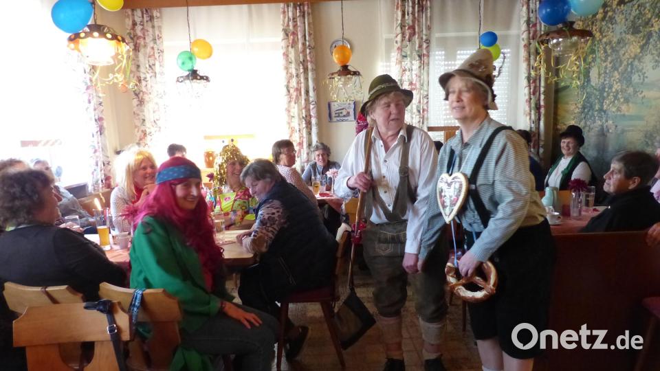 Dieser Sketch sorgte für viele Lacher: &quot;Vater&quot; (Ortsbäuerin von Tännesberg, Petra Klinger) und &quot;Sohn&quot; (Ehrenkreisbäuerin Josefine Kick) kamen vom Oktoberfest. Bild: sl