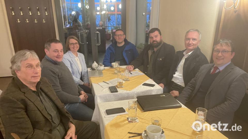 Einigkeit in Forderungen zum Waffenrecht herrscht bei (von links) Reiner Thanner, Josef Diertl, Susanne Hierl, Jürgen Weiß, Stefan Frank, Harald Schwartz und Ruppert Schmid. Bild: ige