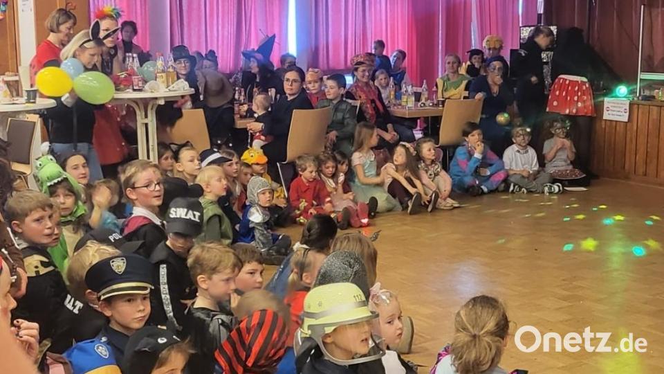 Gebannt warteten die kleinen und großen Gäste auf den schon fast traditionellen Auftritt der Pleysteiner Jugendgarde. Bild: kki