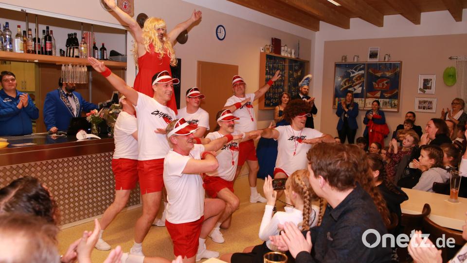 Die männlichen Tanzwunder zeigten nochmal ihren Baywatch Auftritt Bild: egl