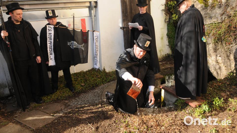 An der historischen Fürstenquelle erklang die Litanei von der Schellnsau, während die Geldbeutel fleißig ausgewaschen wurden. Bild: ige
