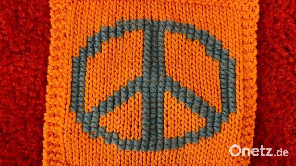Stricken kann man ein Friedenszeichen natürlich auch. Hier ist das Symbol nachträglich im Keuzstich aufgestickt. Bild: Heike Unger