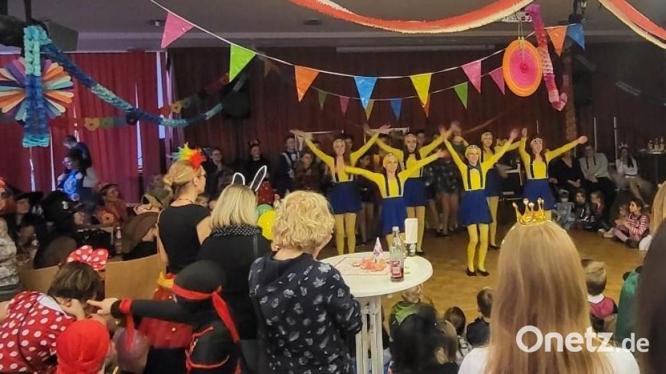 Im Minionskostüm präsentierte die Pleysteiner Jugendgarde ihren Showtanz und sorgte für beste Stimmung im Pirker Pfarrheim. Bild: kki