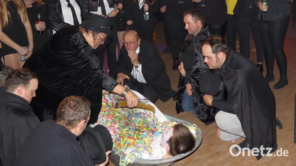Mit viel Weißbier verabschiedet die Narrengemeinde den verblichenen Prinzen Fasching in den Konfettihimmel. Bild: mfh