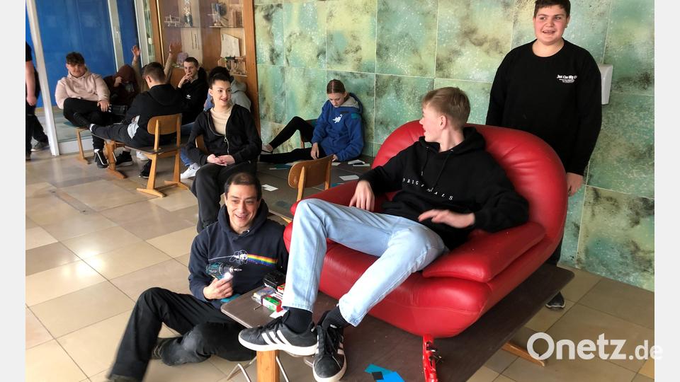 In der Pause mal kurz in den roten Sessel fläzen. Die Mittelschüler genießen die neue Ausstattung. Bild: Irene Fritz/exb