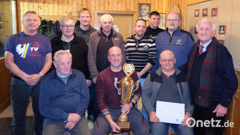 Den Sieg beim 26. Hermann-Gollwitzer-Gedächtnis-Turnier am Rosenmontag holt sich das Team von Hausmeister Krause II aus Regensburg.
Stehens Erster von links: Turnierleiter und Schiedsrichter Gerald Dorner, stehend rechts: Schirmherr, Bürgermeister a. D. Fred Lehner. Bild: exb