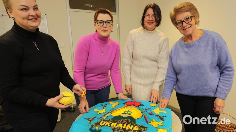 Lesja Filchenko, Irina Huber, Olha Yanykh und Olha Rudnikova-Gampel (von links) haben ihre Hoffnung auf Frieden und Typisches aus ihrem Heimatland Ukraine in einem handgearbeiteten Wandbehang ausgedrückt. Bild: Wolfgang Steinbacher