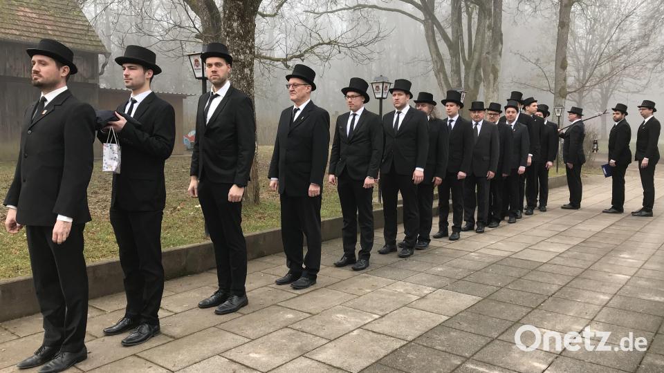 Es geht ernsthaft zu beim Hahnbacher Fischzug, den Christian Seiffert und Jonas Lindner mit dem Geldbeutel anführen. Bild: mma