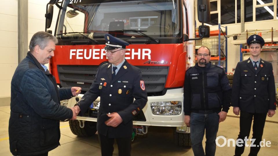 Bürgermeister Andreas Wutzlhofer übergibt die Fahrzeugschlüssel für das neue Einsatzfahrzeug TLF 3000 an Stadtkommandant Mario Dobmayer. Die Gerätewarte Markus Süss (Zweiter von rechts) und Reinhard Lehner (rechts) werden das Fahrzeug pfleglich behandeln. Bild: dob