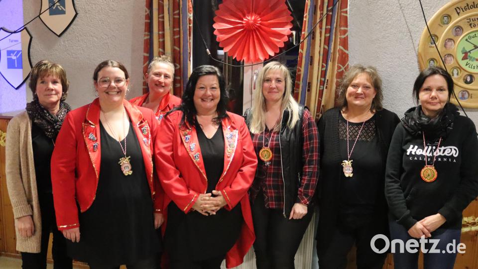 Präsidentin Annette Weiß ( ab 2. von links), Schatzmeisterin Evi Süss und Vize-Präsidentin Ramona Friedrich zeichneten Andrea Schwendner (ganz links), Tanja Hollweck (ab 5. von links) Elke Singer und Mandy Höfler für ihre Unterstützung der Narrhalla mit einem Verdienstorden aus. Bild: mrr