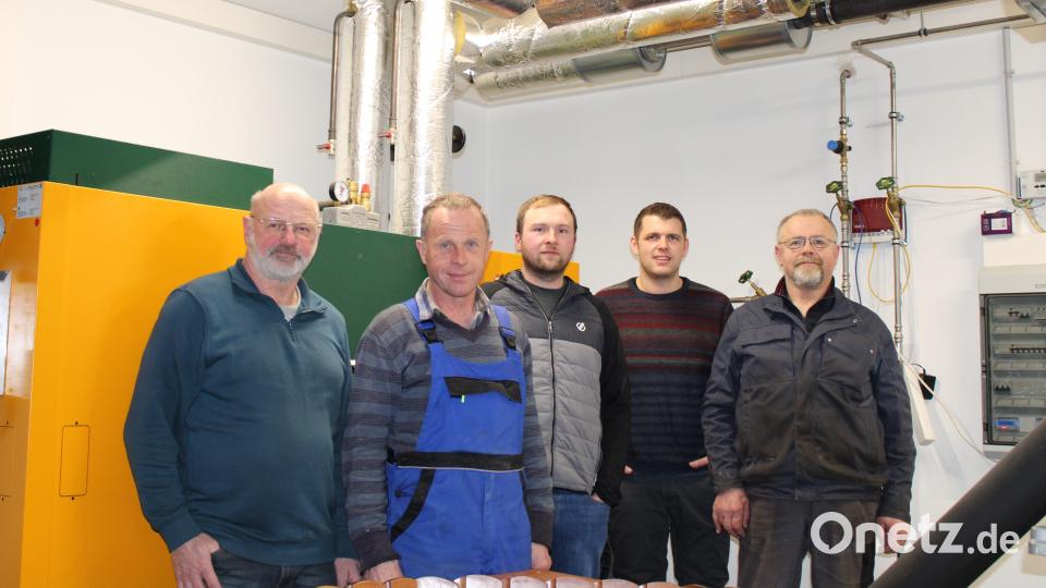 In Pfaben haben vier Nachbarn die Energieerzeugung in eigene Hände genommen. Auf dem Bild (von links) Richard Plannerer, Hans Schraml, Fabian Schraml, Sebastian Kraus und Franz Schraml. Bild: ckl