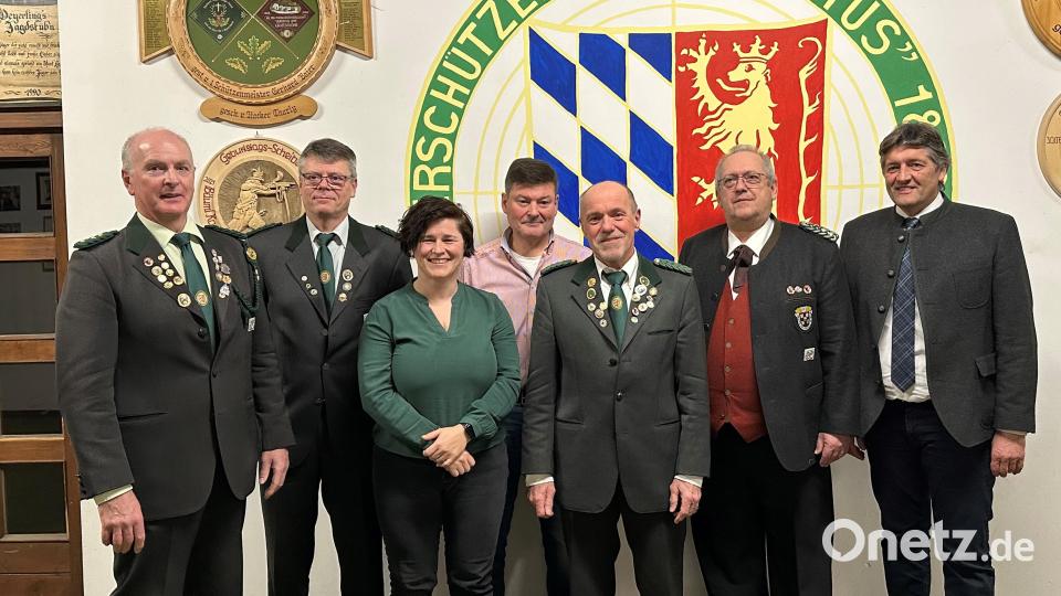 Bürgermeister Edgar Knobloch und 2. Gauschützenmeister Thomas Busch (von rechts) gratulieren dem gewählten Vorstand der Hubertusschützen um (von links) Schützenmeister Bernhard Ott, Roland Rupprecht, Verena Schuller, Manfred Veit und Hubert Ohla. Bild: mor