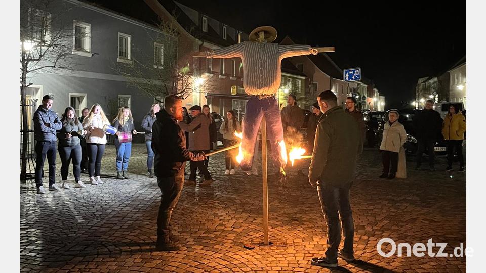 In Luhe wird der &quot;Wastl&quot; verbrannt. Der Abschied vom Fasching. Bild: mh