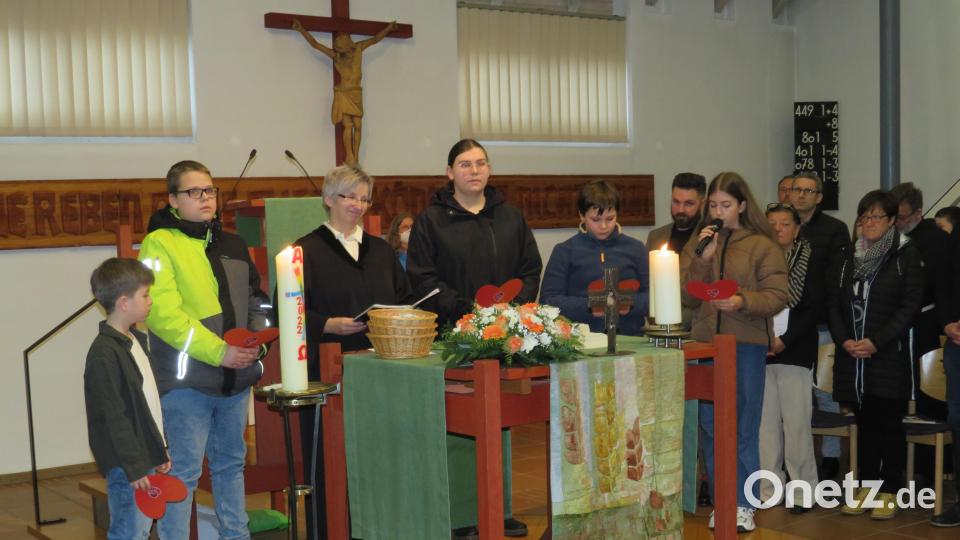 Gemeinsam mit Kindern der Kirchengemeinde betet Lydia Engelhardt die Fürbitten Bild: adj