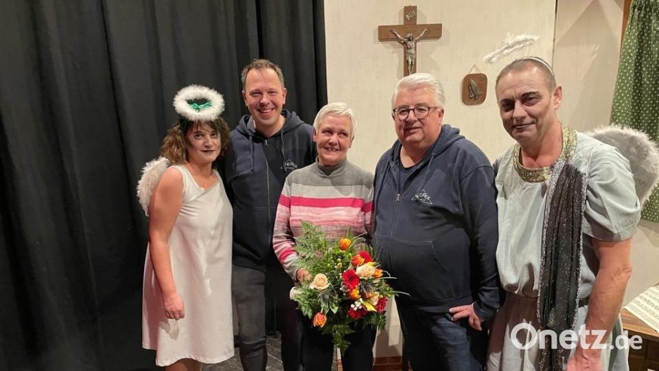Blumen für Jutta Graf, die alles regelt, was die Saalnutzung betrifft. Bild: ld