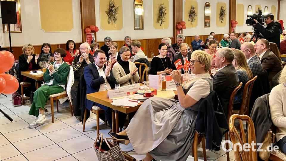 Die Weidener Genossinnen und Genossen wirken nach den Pandemie-Jahren ausgehungert auf markige Sprüche, die sie unter dem Dach des heuer 125 Jahre alten Stadtverbandes zusammenschmieden. Bild: Eichl