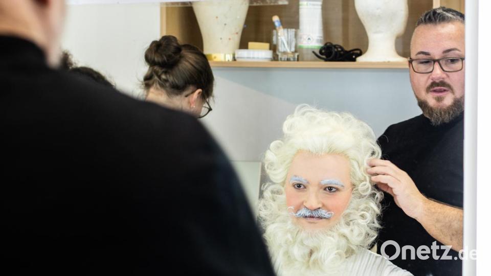 Lange vor Beginn müssen die Schauspieler in der Maske sein, um sich von Michael Werner für den Auftritt optisch fit machen zu lassen. Bild: Julie Eberle/exb