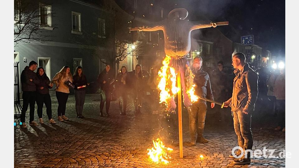 In Luhe wird der &quot;Wastl&quot; verbrannt. Der Abschied vom Fasching. Bild: mh