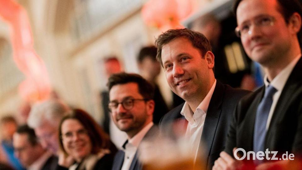 SPD-Bundesvorsitzender Lars Klingbeil und Thomas Kutschaty (l), Vorsitzender der nordrhein-westfälischen SPD, sitzen beim politischen Aschermittwoch im Waldrestaurant Freischütz in Schwerte. Bild: Rolf Vennenbernd/dpa