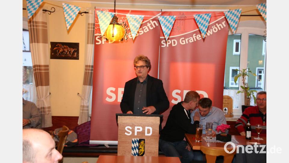 Pressaths Bürgermeister Bernhard Stangl gibt einen Einblick in die Arbeit als Bürgermeister in Reimform. Bild: sne