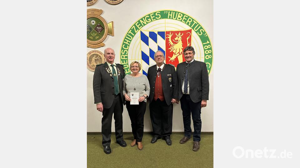 Waldtraud Hörl durfte die Urkunde des BSSB für ihren Titel als Bayerische Meisterin in der Disziplin Luftpistole, Auflage in Empfang nehmen. 1. Schützenmeister Bernhard Ott, (von links) 2. Gauschützenmeister Thomas Busch und Bürgermeister Edgar Knobloch gratulierten. Bild: mor