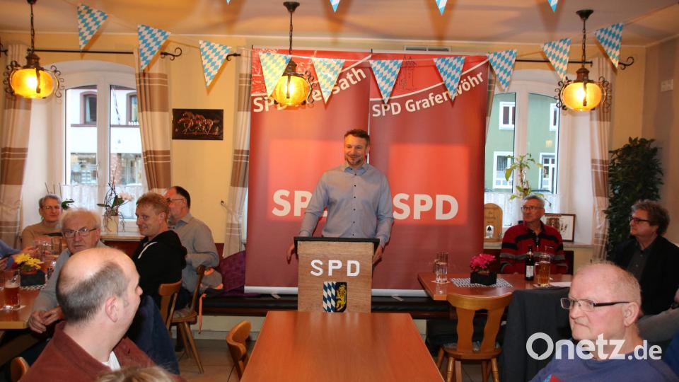 SPD-Ortsvorsitzender Timo Schön führt einen offenen Dialog mit dem Publikum zum politischen Aschermittwoch. Bild: sne