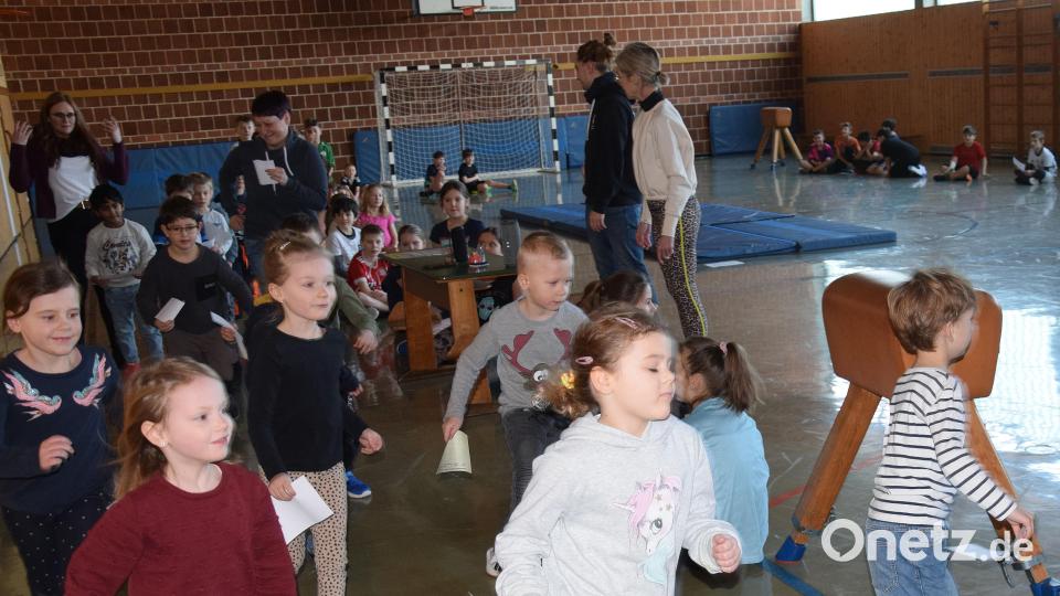 Laufen, stempeln und dann gleich wieder weiter – beim Benefizlauf gilt es, für die Endabrechnung möglichst viele Runden zu erreichen. Bild: bö