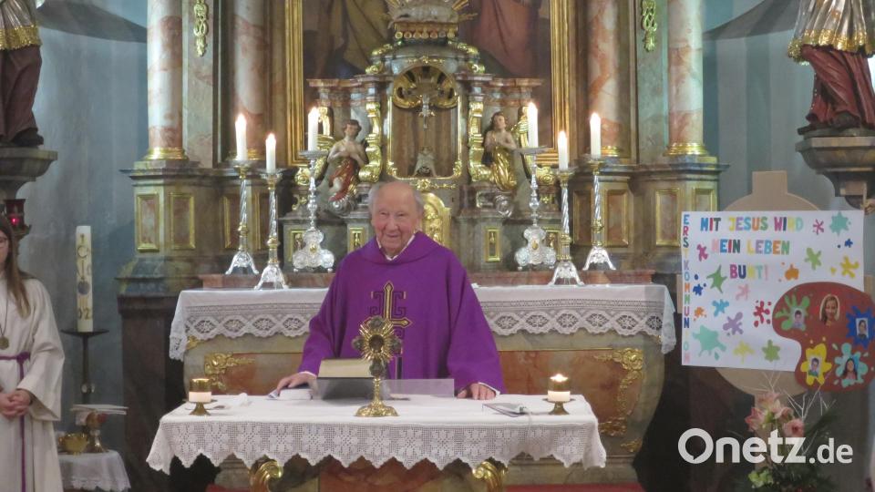 Kuratbenefizium Paulsdorf gratuliert Pfarrer Todt zu, 85. Geburtstag Bild: Christine Schwarz/exb