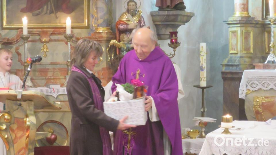 Als Sprecherin des Kuratbenefiziumsrats Paulsdorf gratuliert Christine Schwarz Pfarrer Bruno Todt zum 85. Geburtstag. Bild: Christine Schwarz/exb