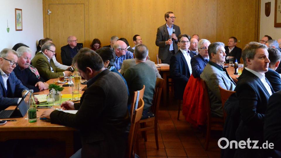 Vertreter des Bayernwerks Netz und Albert Rupprecht informieren Kommunalvertreter über die weitere Vorgehensweise bei der Energiewende. Bild: Kunz